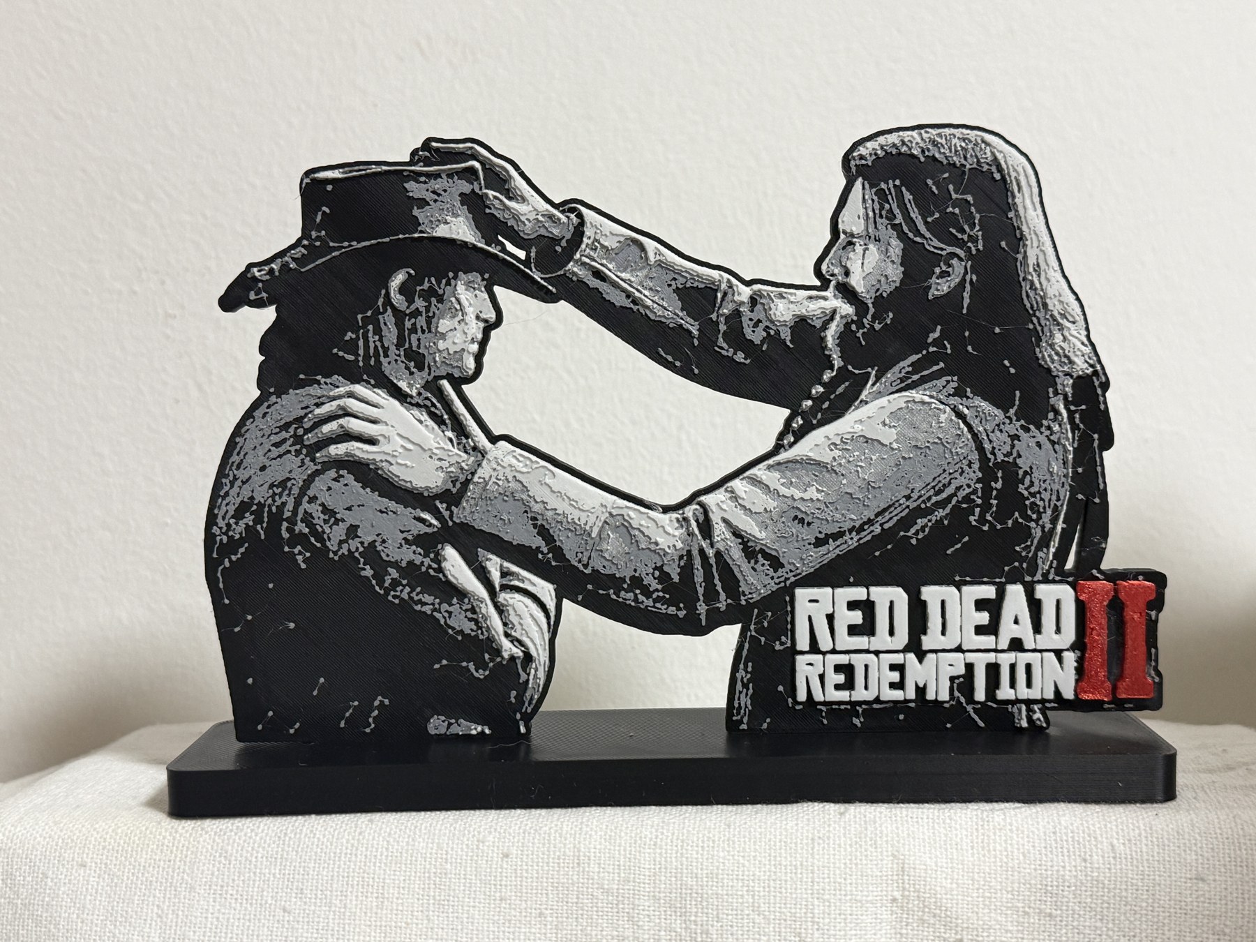 Foto des fertigen Drucks einer freistehenden Silhouette mit Arthur und John aus Red Dead Redemption 2.
